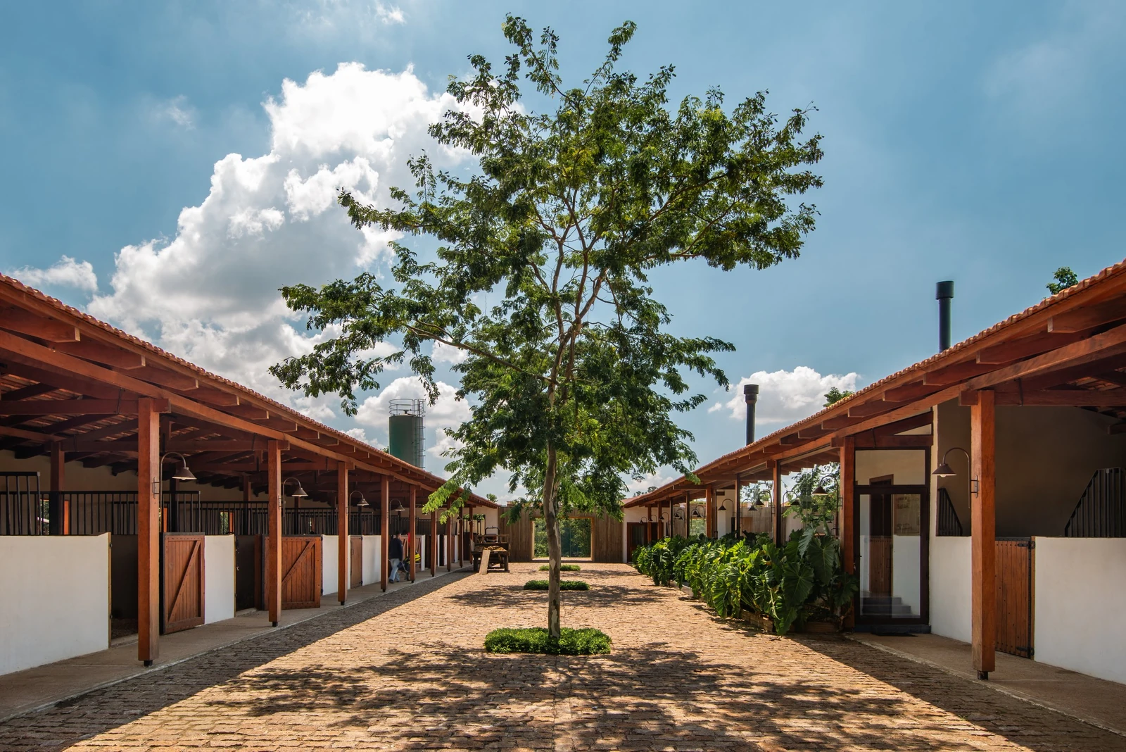 Pátio entre os pavilhões de baias do centro de treinamento.